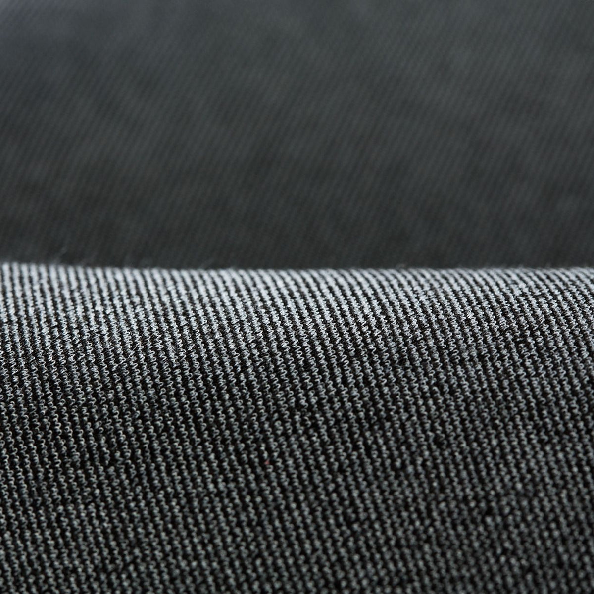 Grauer Stoff mit Leinwand-Webart, Detailansicht der Textur und Fadendichte, Nahaufnahme der Gewebestruktur