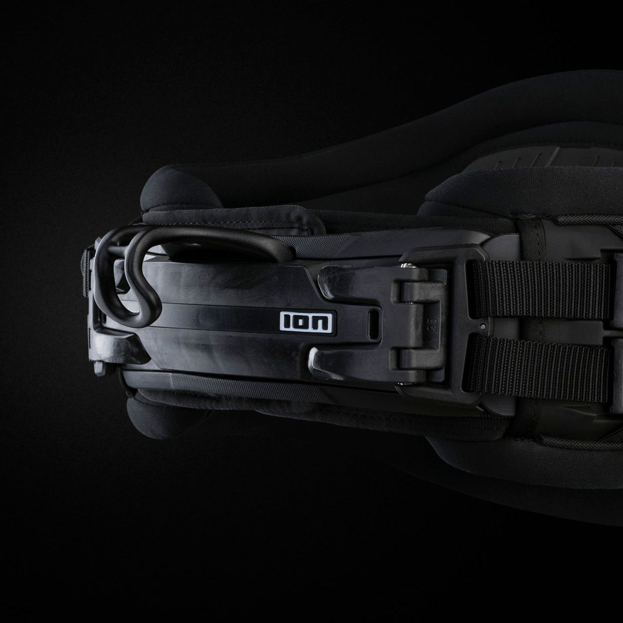 ION Collision Vest Element Side Zip 2026 in Schwarz mit Seitlichem Reißverschluss, Detailansicht der Schnalle