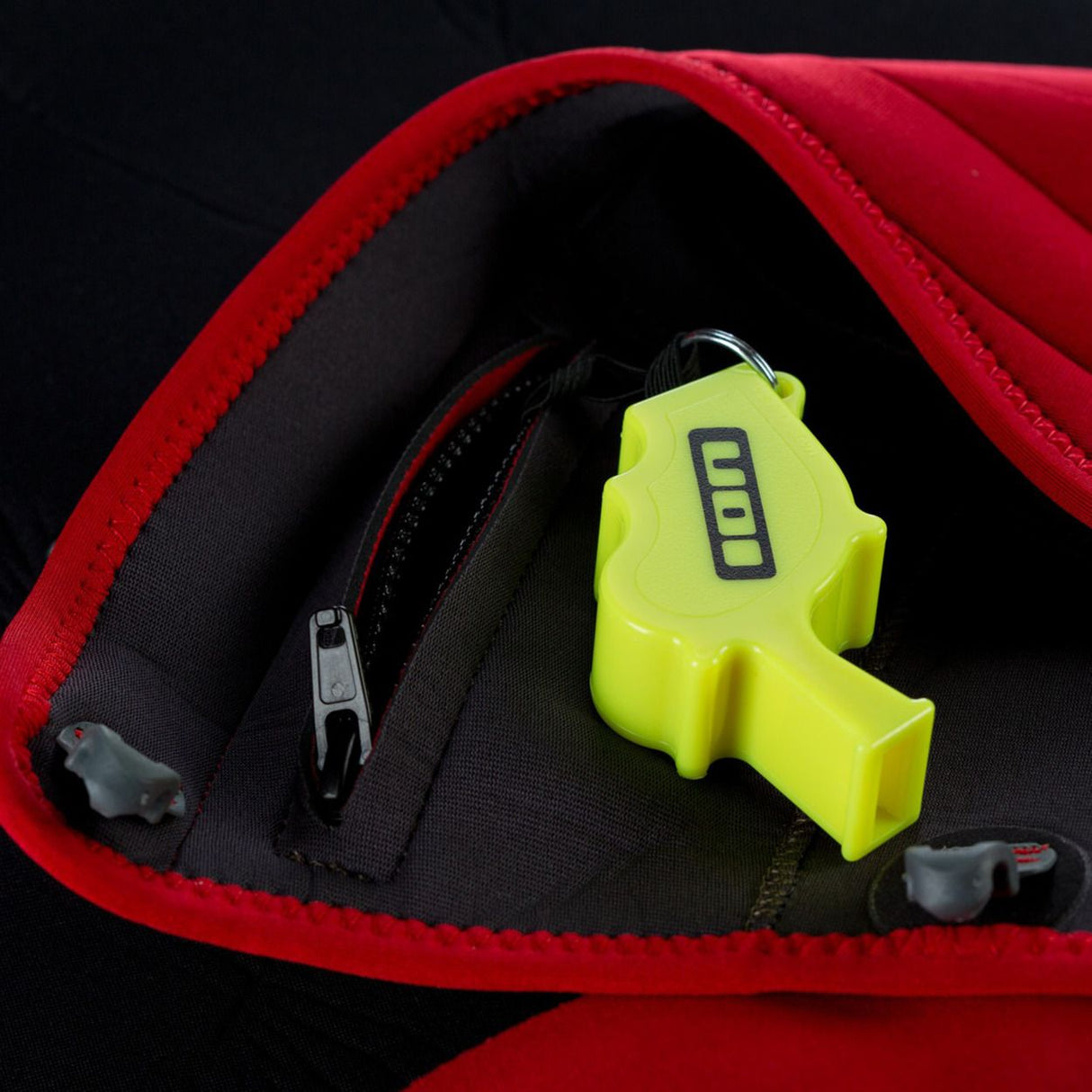 ION Plasma 2.5 RT 2025 Kite rot mit neongelber Luftblase, Detail der Tasche mit Reißverschluss