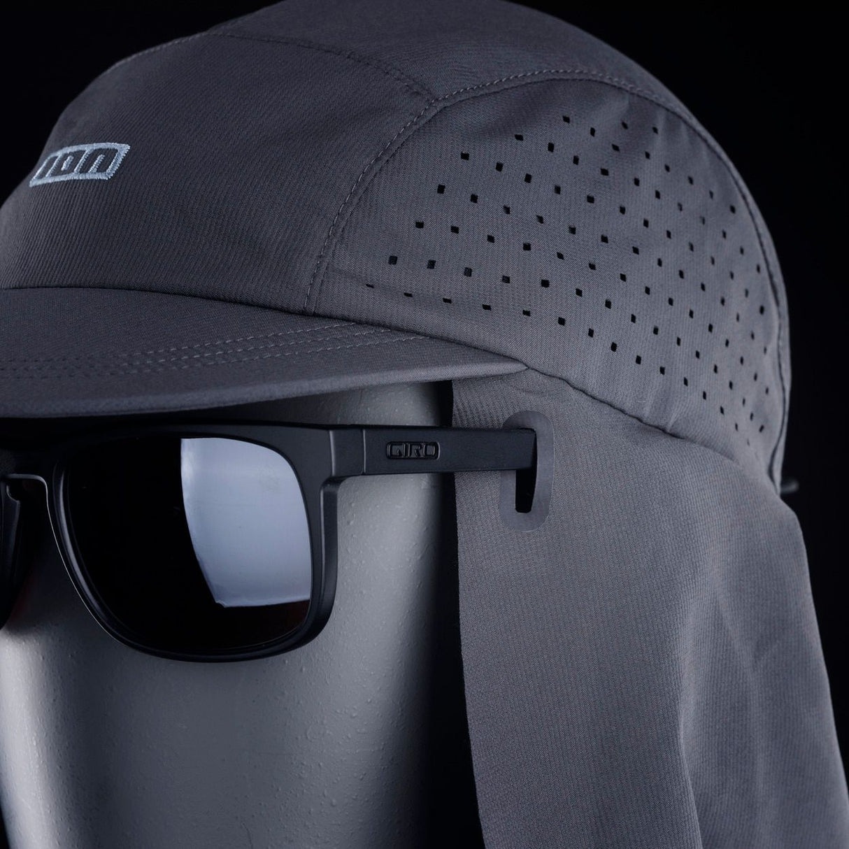 ION Collision Vest Element Side Zip 2026 grau, Frontansicht mit Schutzweste und Sonnenbrille