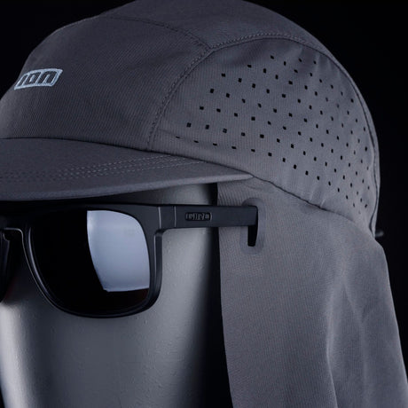 ION Collision Vest Element Side Zip 2026 grau, Frontansicht mit Schutzweste und Sonnenbrille