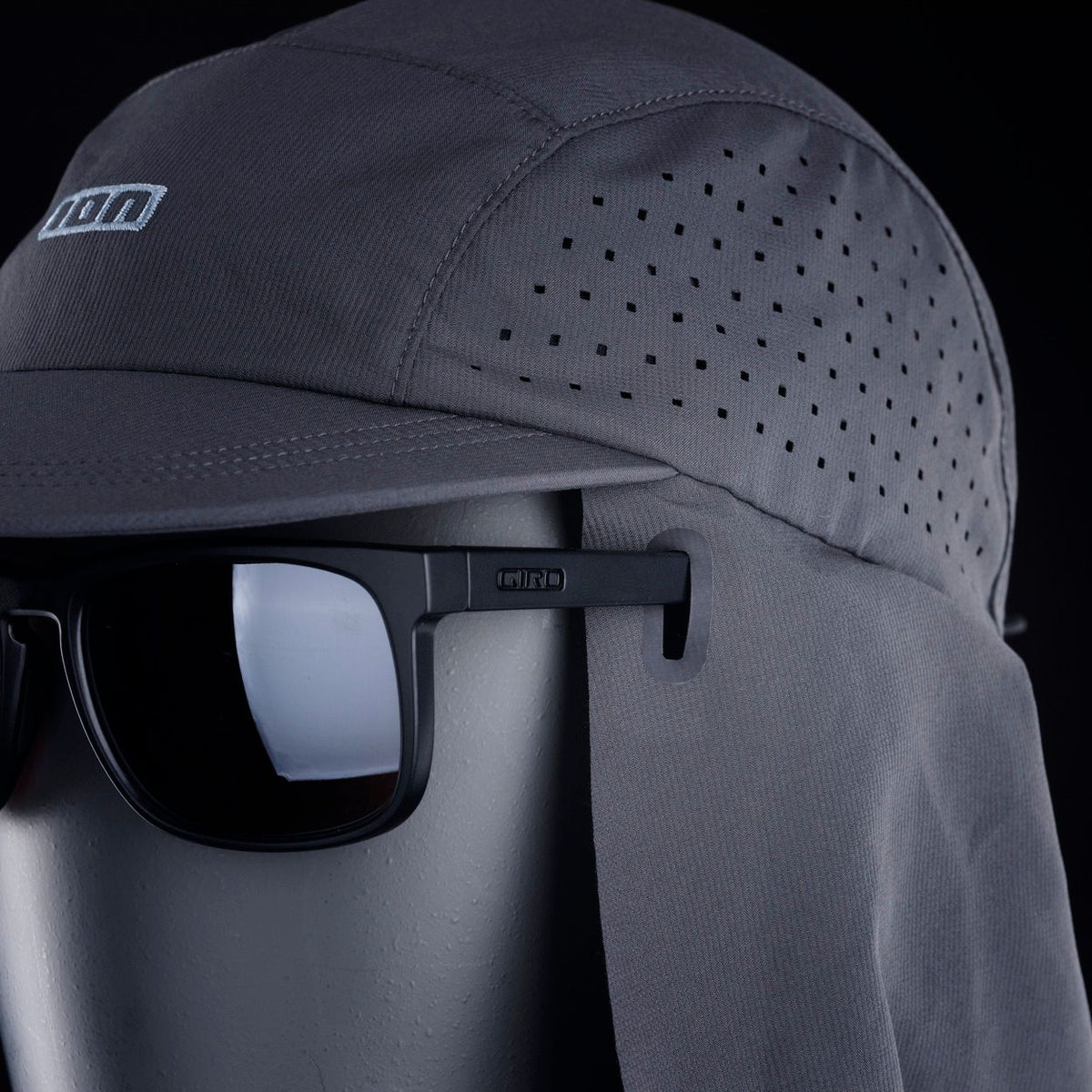 ION Collision Vest Element Side Zip 2026 grau, Frontansicht mit Schutzweste und Sonnenbrille