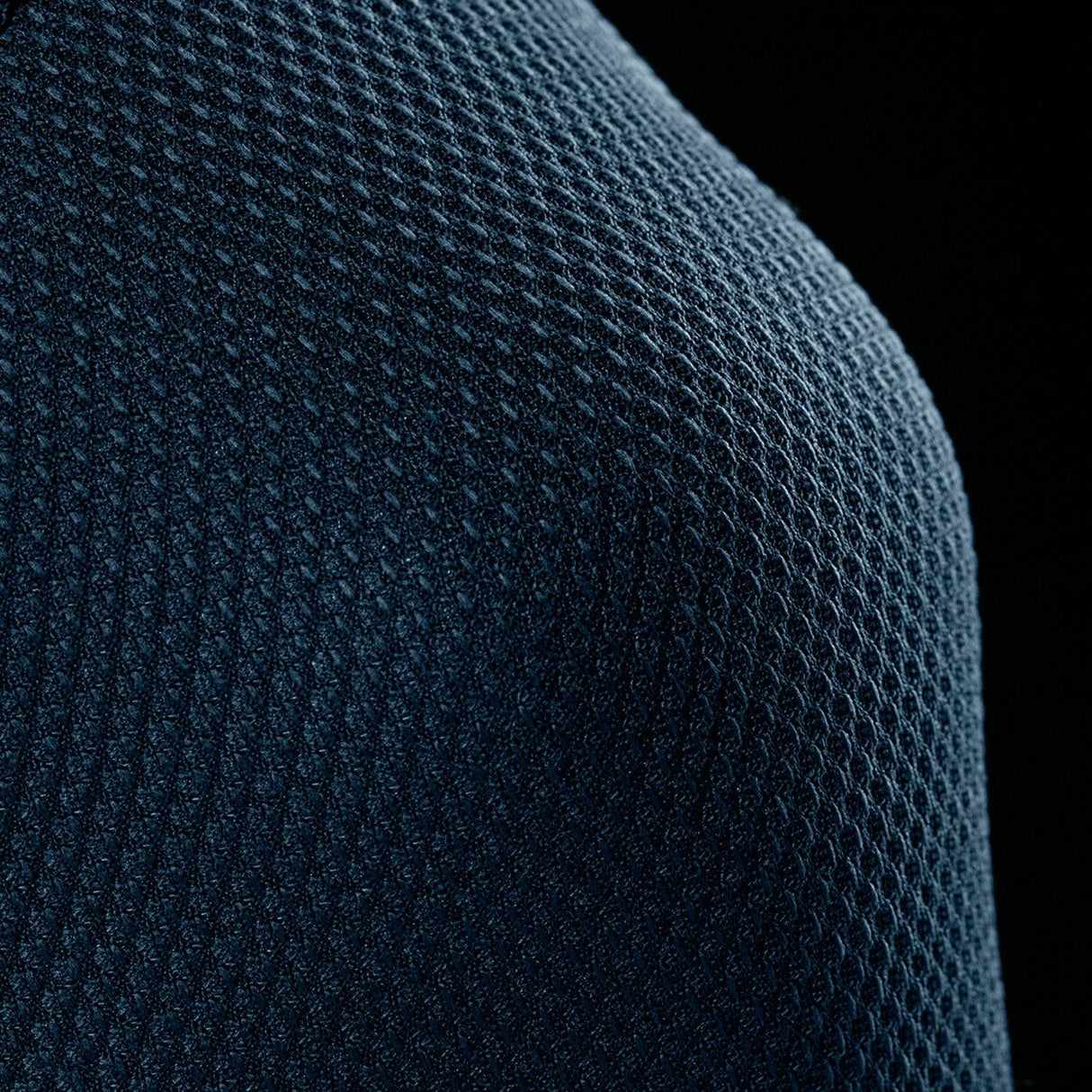 Dunkelblaues Strickgewebe mit strukturierter Wabenoptik, Detailaufnahme der Textur und Oberfläche