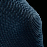 Dunkelblaues Strickgewebe mit strukturierter Wabenoptik, Detailaufnahme der Textur und Oberfläche
