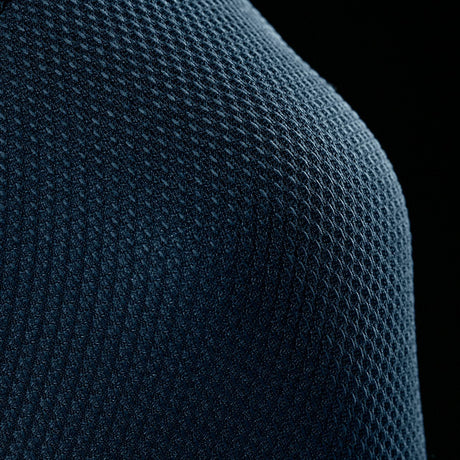 Dunkelblaues Strickgewebe mit strukturierter Wabenoptik, Detailaufnahme der Textur und Oberfläche