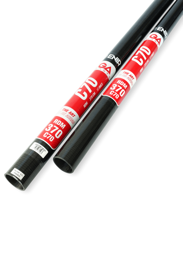 GA Masts 2026 70 RDM Windsurf-Mast, schwarzes Aluminium mit roten Beschriftungen, RDM-Verbindung, Diagonalansicht