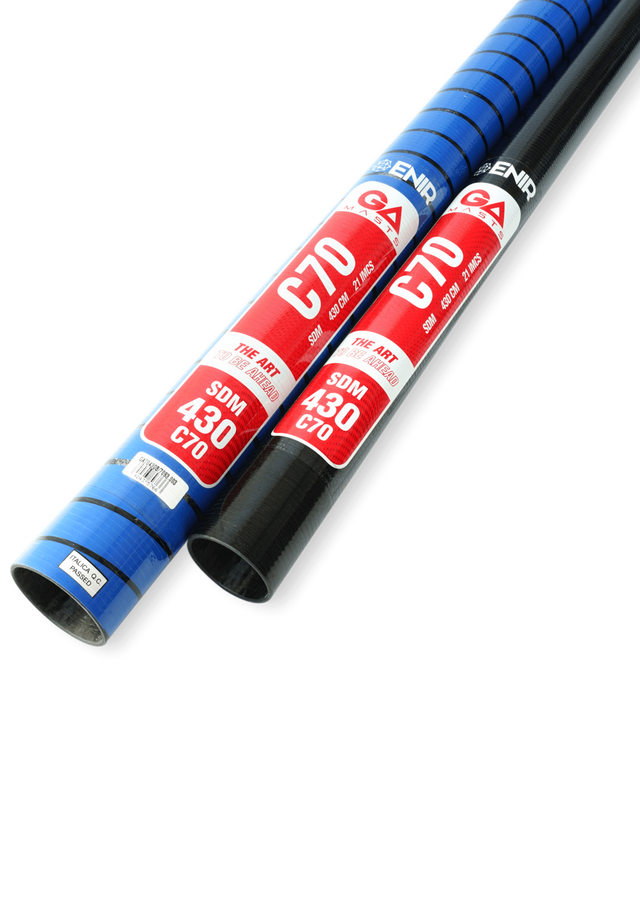 GA Masts 2026 70 SDM Windsurfmast blau und schwarz mit rotem GDA-Etikett, Diagonalansicht