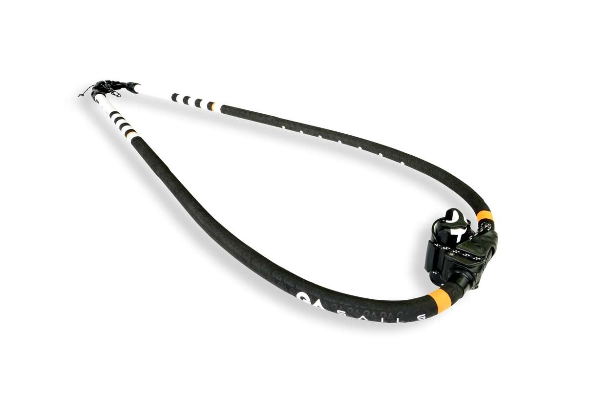 GA-Booms 2026 Black Line Mono Tapered Kiteboarding-Ausleger, schwarz mit weißen Griffen und goldener Befestigung, konische Form