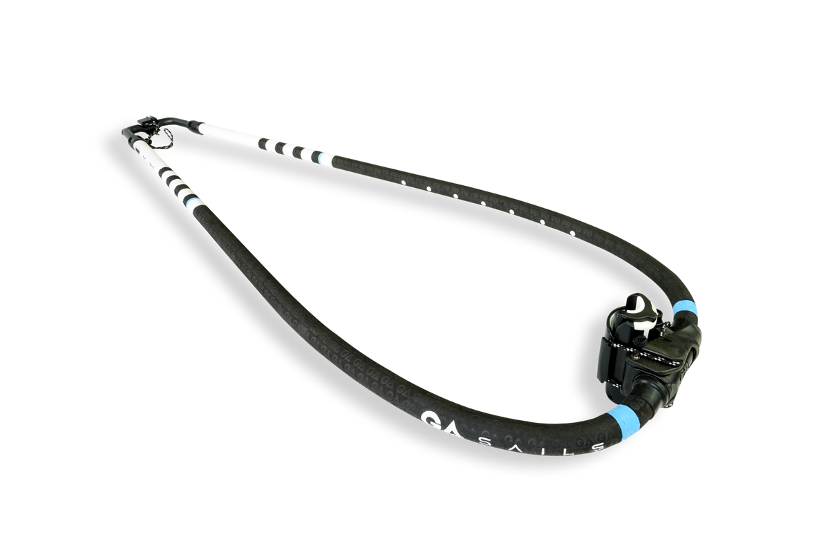 GA Booms Hybrid Line Mono 2026 Trapez schwarz-weiß mit blauem Akzent, Frontansicht