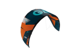 GA-Kites Spark 2026 Lenkdrachen orange-dunkelblau mit türkisem Logo, aufgeblasen von vorne