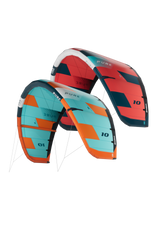 GA-Kites Pure 2026 Kitesegel rot und blau mit orangefarbenen Streifen, Frontalansicht zweier Lenkdrachen nebeneinander