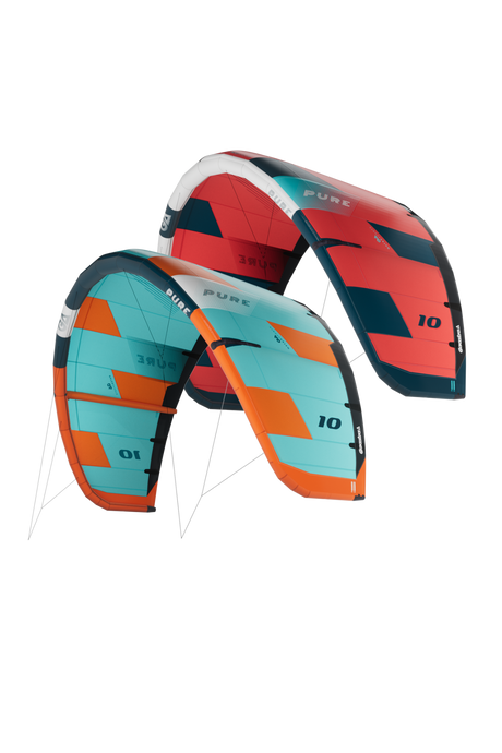 GA-Kites Pure 2026 Kitesegel rot und blau mit orangefarbenen Streifen, Frontalansicht zweier Lenkdrachen nebeneinander