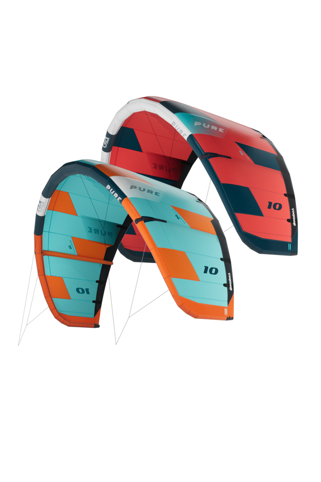 GA-Kites Pure 2026 Kitesegel rot und blau mit orangefarbenen Streifen, Frontalansicht zweier Lenkdrachen nebeneinander