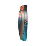 GA 2026 Kiteboard Pact Bd, Orange-Blau-Schwarz, Seitliche Ansicht des Boards mit Rippenstruktur