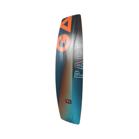 GA 2026 Kiteboard Pact Bd, Orange-Blau-Schwarz, Seitliche Ansicht des Boards mit Rippenstruktur