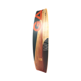 GA Kiteboard Watts Bd 2026 mit schwarzem und orangenem Design, Holzoberfläche, Seitenansicht