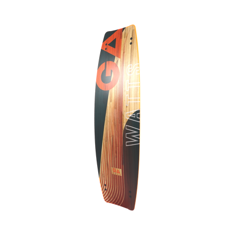 GA Kiteboard Watts Bd 2026 mit schwarzem und orangenem Design, Holzoberfläche, Seitenansicht
