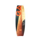 GA Watts Kiteboard 2026 in Orange und Schwarz mit Holz-Optik, Draufsicht auf das Board mit sichtbarem Design und Finnen-Slots