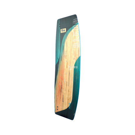 GA 2026 Kiteboard Blend Bd mit Holzoberfläche, dunkelgrünem und gelblichem Design, Draufsicht