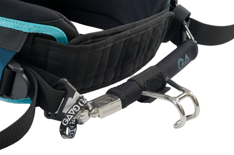 GA BEAT Waist Harness LTD 2026 in Schwarz und Türkis mit Metallschnallen, Detailansicht des Gurtsystems