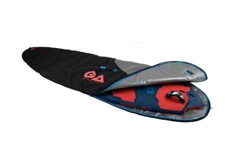 GA Windsurf Light Board Bag 2026, schwarz-rot, geöffnet mit Schutzmaterial, seitliche Ansicht