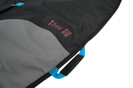 GA Windsurf Light Board Bag 2026, schwarz-grau mit blauen Griffen, Detailansicht der Tasche mit Logo
