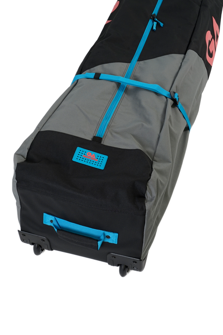 GA Quiver Bag 2026 mit Rollen, schwarz-grau mit blauen Riemen, Frontalansicht, Transporttasche für Ausrüstung