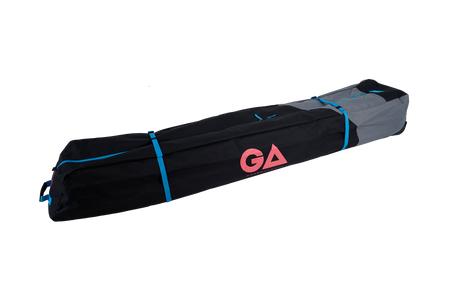 GA Quiver Bag mit Rollen 2026, schwarz-grau mit blauem Akzent und rotem GA-Logo, Seitenansicht