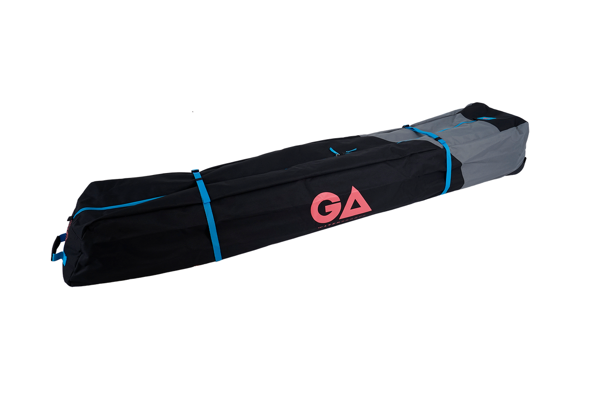 GA Quiver Bag mit Rollen 2026, schwarz-grau mit blauen Akzenten und rotem GA-Logo, Seitenansicht