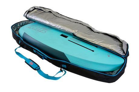 GA 2026 Wing Board Bag Sidewall, türkis-blau Transporttasche mit silbernem Schutzbezug und blauem Tragegriff, Seitenperspektive