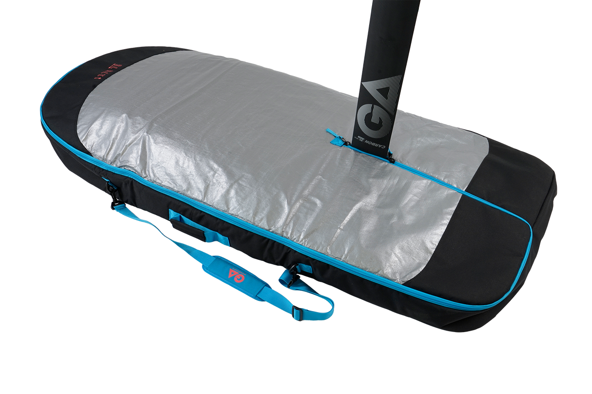 GA 2026 Wing Board Bag Sidewall, schwarze und blaue Schutztasche mit silberner Innenseite und Tragegriffen, Draufsicht
