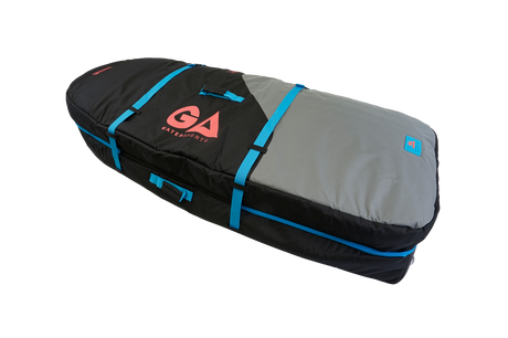 GA Wingfoil Travelbag 2026 Transporttasche schwarz grau mit blauen Riemen und Griffen Seitenansicht