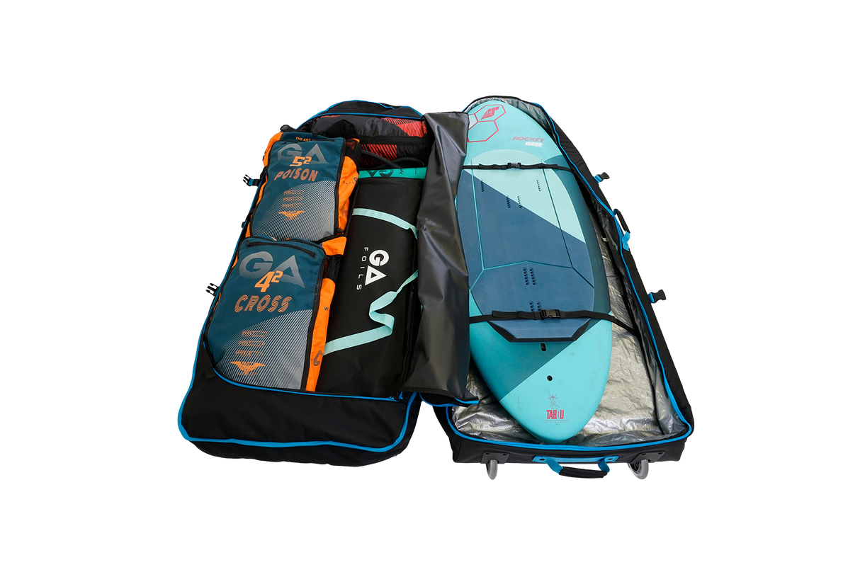 GA Wingfoil Travelbag 2026, geöffnet, Transporttasche in Blau und Schwarz mit orange Akzenten, zeigt Innenausstattung und Flügelbrett