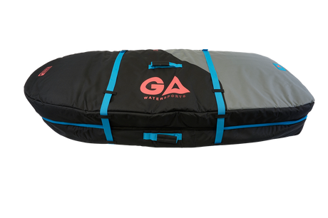 GA Wingfoil Travelbag 2026 schwarz mit blauem Schultergurt, Transporttasche für Wassersportausrüstung, Frontansicht