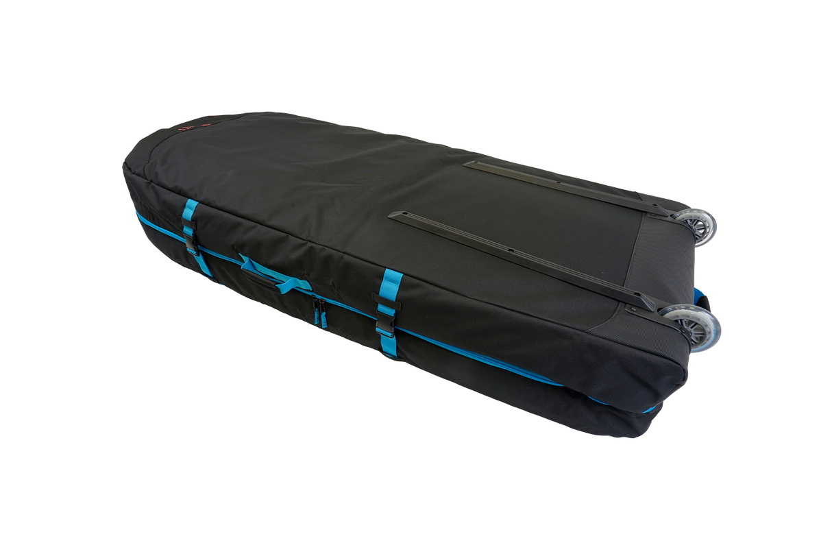 GA Wingfoil Travelbag 2026, schwarze Transporttasche mit blauen Riemen und Rollen, Seitenansicht