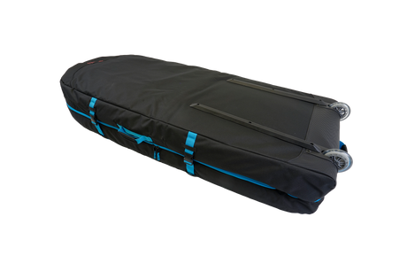 GA Wingfoil Travelbag 2026, schwarze Transporttasche mit blauen Riemen und Rollen, Seitenansicht