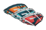 GA-Wing 2026 CROSS LW Kite in Orange, Petrol und Rot, Draufsicht auf drei Varianten mit weißen Traversen