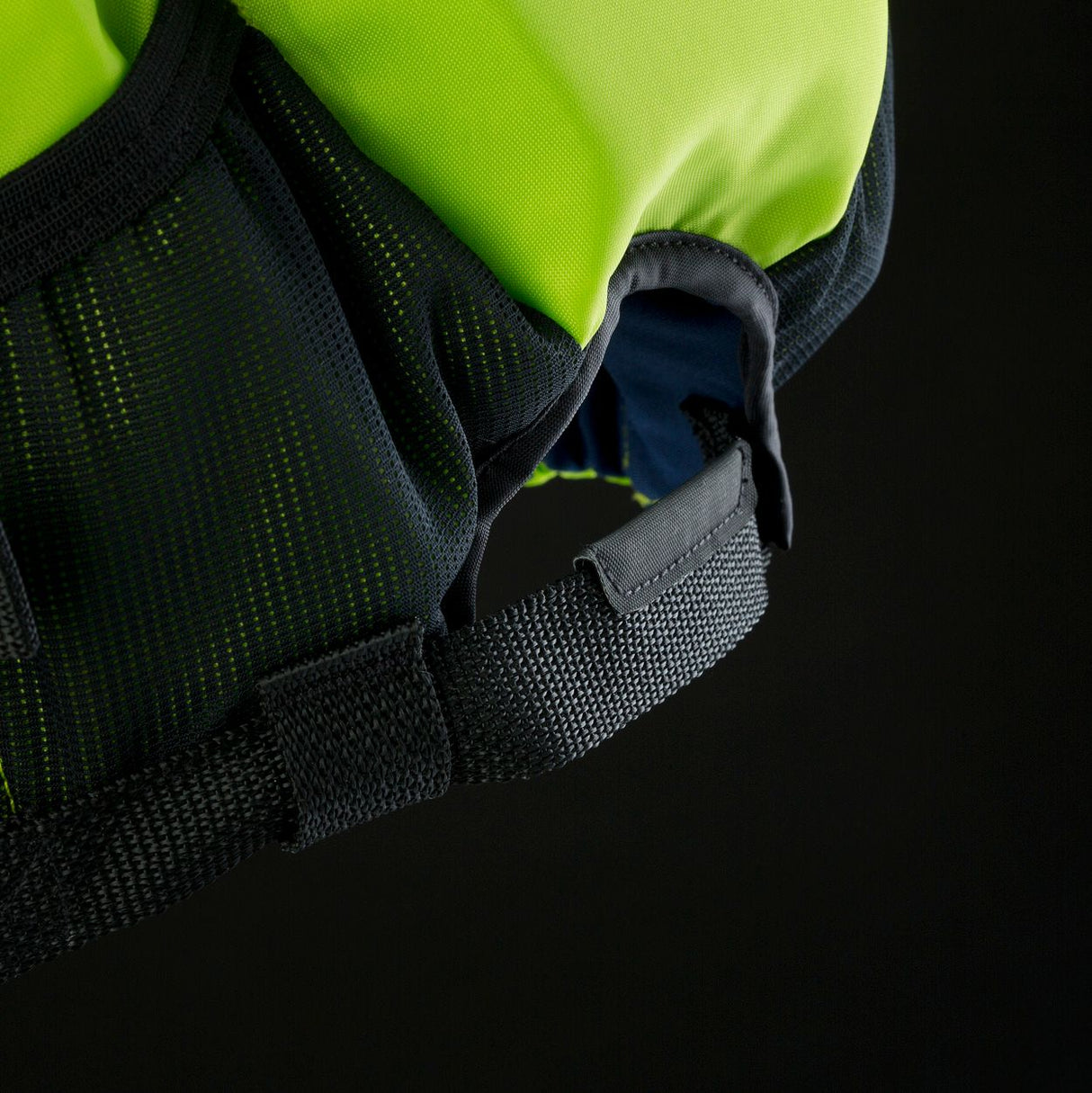 ION Collision Vest Element Side Zip 2026 in Neongelb und Schwarz mit Seitlichem Reißverschluss, Detailaufnahme