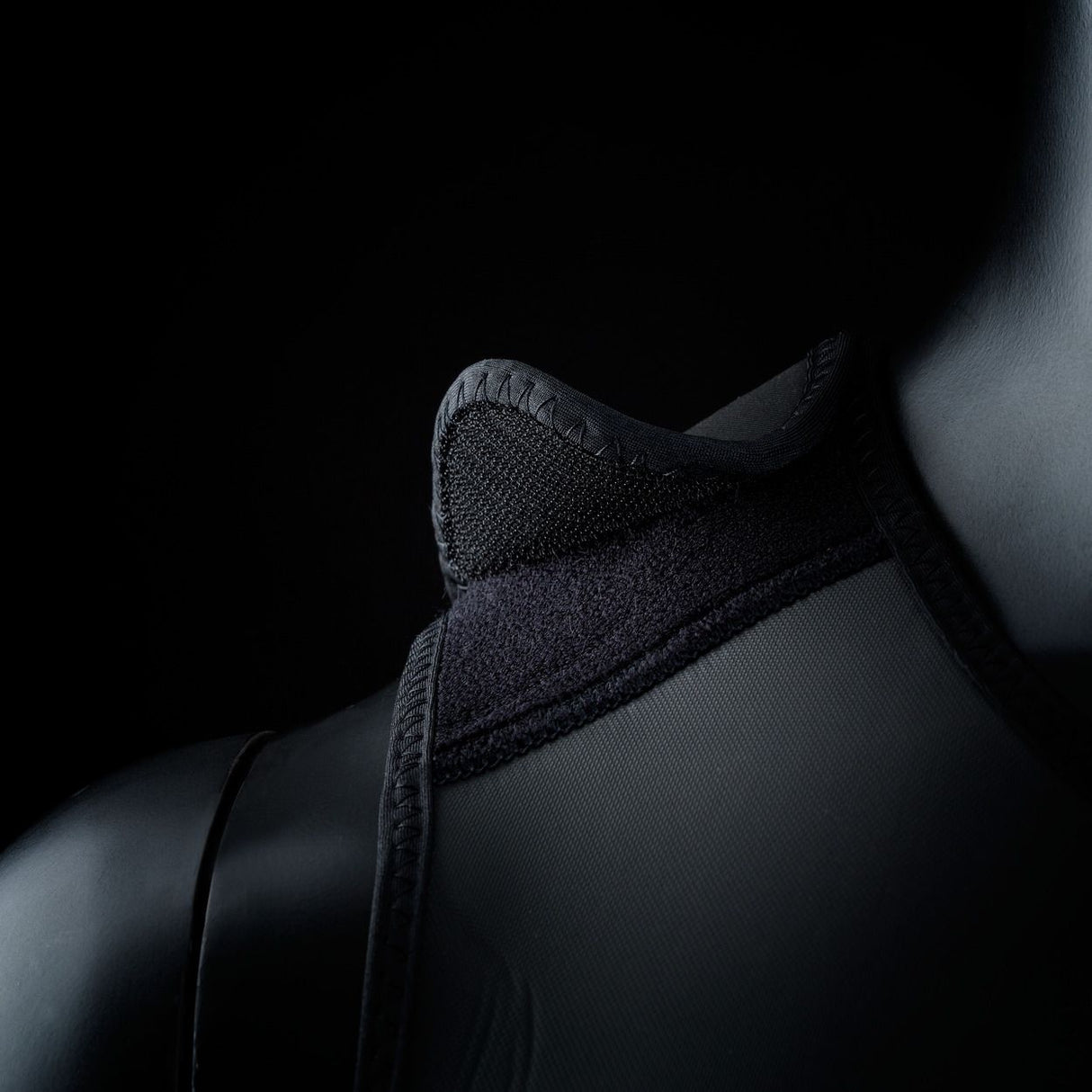 ION Apex Kite Trapez Herren 2026 schwarz mit Mesh-Einsätzen, Detailaufnahme Schulterschutz und Tragekomfort