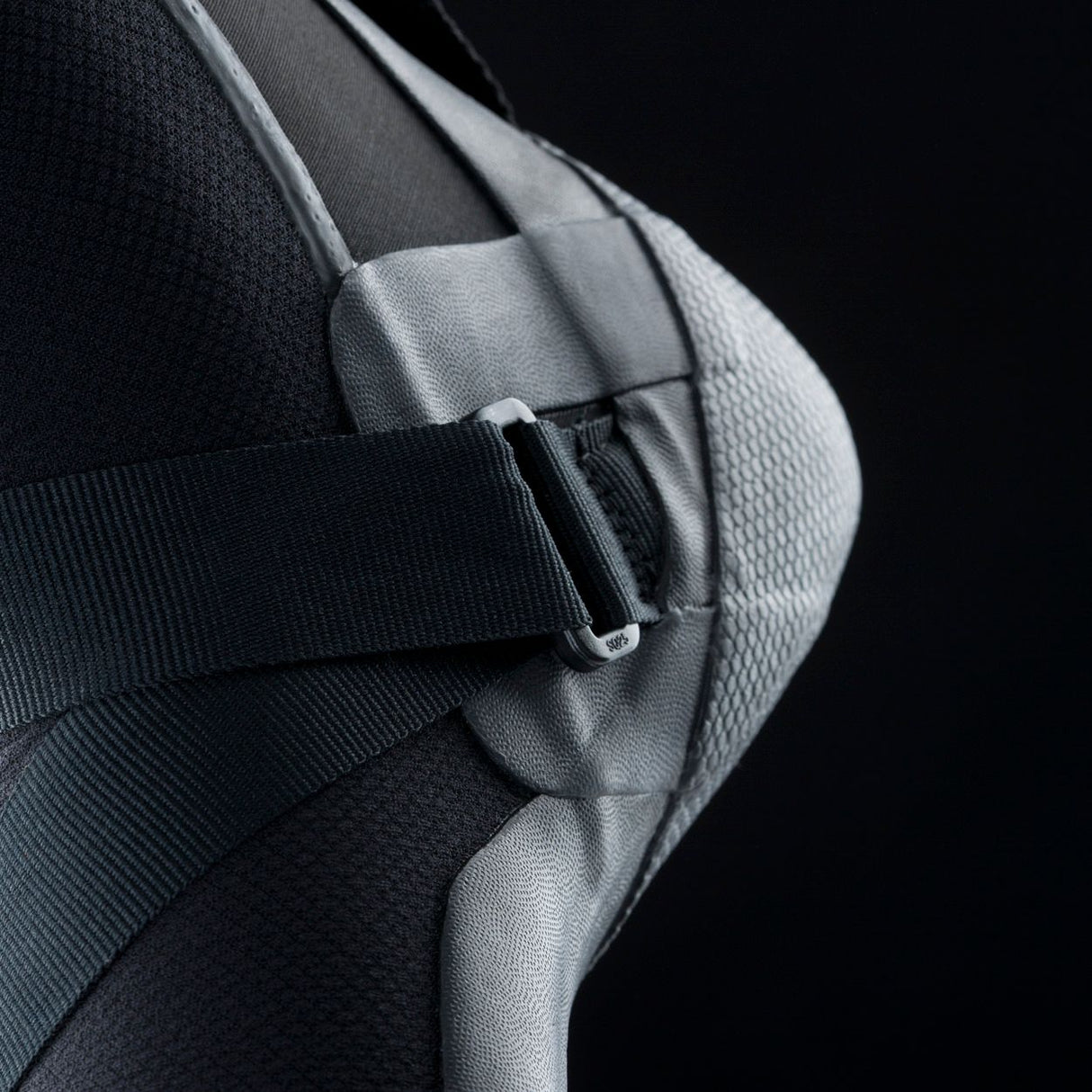 ION Collision Vest Element Side Zip 2026, schwarz-grau, Detailansicht Seitlichreißverschluss mit Gurt und Polsterung