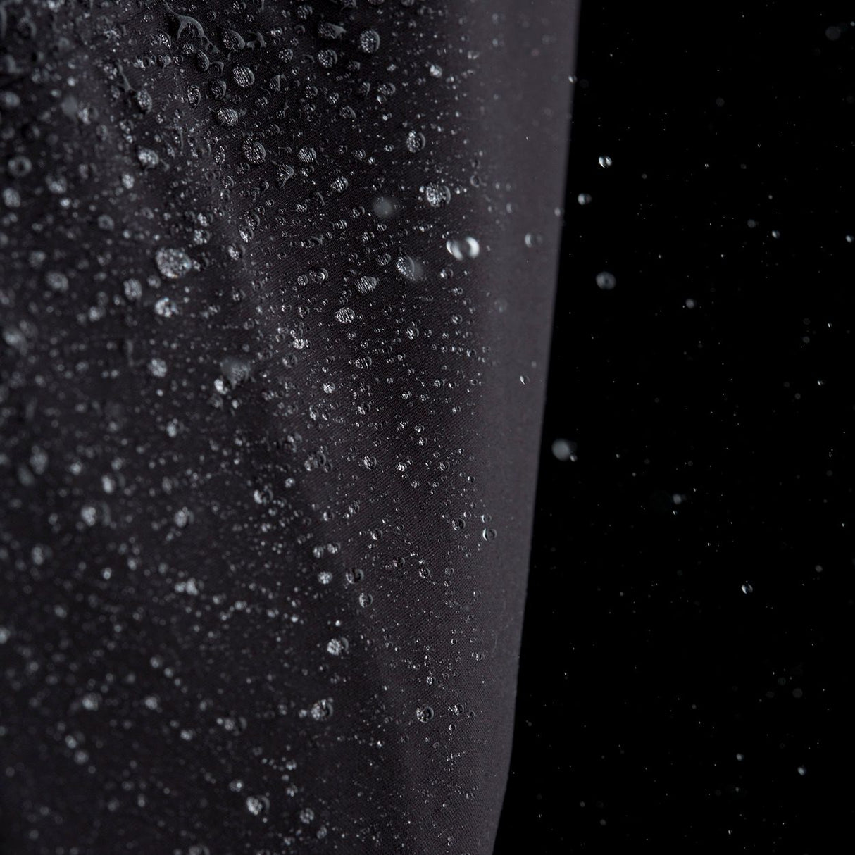 ION Collision Vest Element Side Zip 2026 schwarz mit Wassertropfen, Detailaufnahme der wasserabweisenden Oberfläche