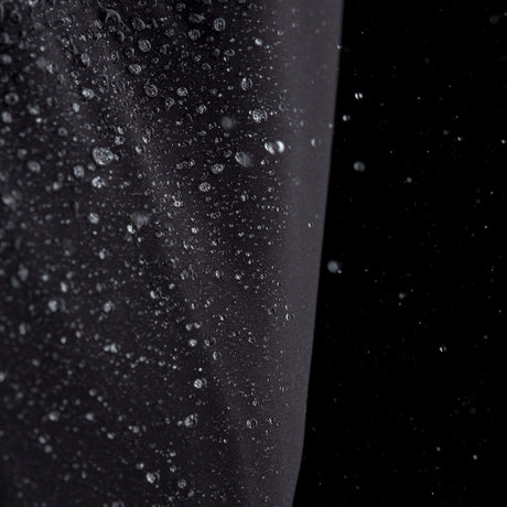 ION Collision Vest Element Side Zip 2026 schwarz mit Wassertropfen, Detailaufnahme der wasserabweisenden Oberfläche