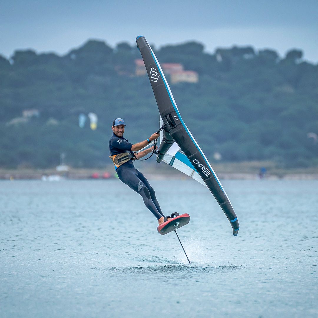Chase WB-R Wingfoil Raceboard schwarz mit Sportler in Aktion auf dem Wasser, Seitenansicht