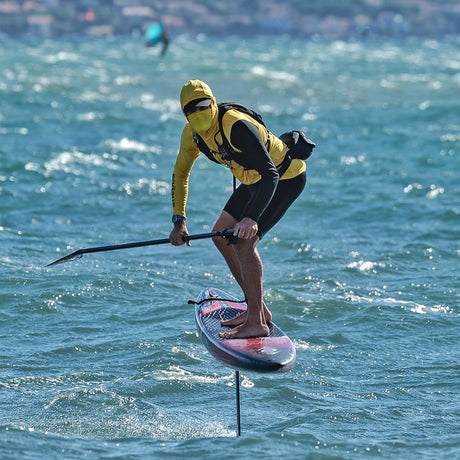 CHASE DW-R Downwind Racing Foil Board, gelb-schwarzer Neoprenanzug, Athlet in Aktion auf dem Wasser