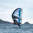 Chase WB-R Wingfoil Raceboard mit blauem Wingegel und rotem Board auf dem Wasser, Seitenansicht