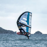 Chase WB-R Wingfoil Raceboard mit blauem Wingegel und rotem Board auf dem Wasser, Seitenansicht