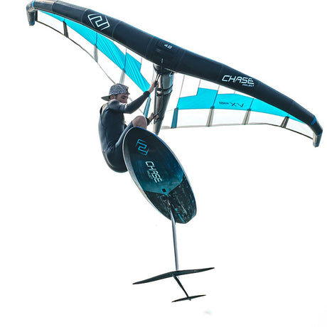 CHASE VX Gen4 Wing Kiteboard blau-schwarz mit Sportler in Frontalansicht, Overhead-Perspektive