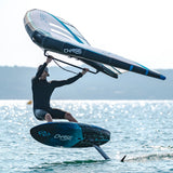 CHASE VX Gen4 Wing Wingfoil in Weiß und Blau, Athlet trägt Flügel über Wasser, Frontalansicht