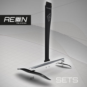 Patrik AEON Windsurf Set mit schwarzem Mast, weißem Boom und zwei schwarzen Segeln, Frontalansicht