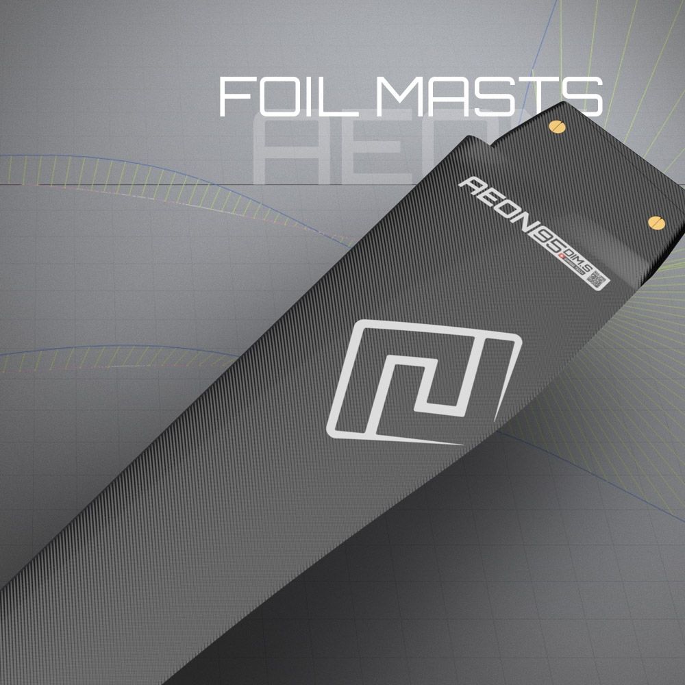 Patrik AEON Foilmast in Schwarz, Carbon-Konstruktion, diagonale Ansicht mit Logo und Befestigungspunkten